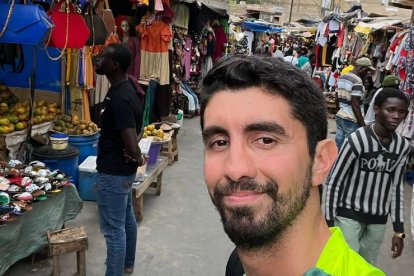 Andrés Ponce, en un mercado de Dakar en Senegal.