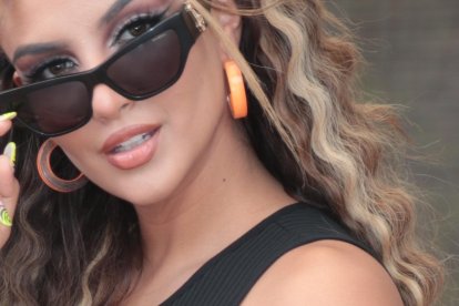 Estudia  

canto desde los 8 años. Es la mayor de tres hermanos.