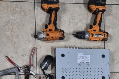 Además del efectivo, las autoridades les encontraron herramientas.