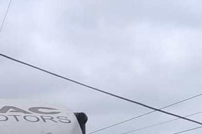 En las calles Morona y Río Blanco, de la ciudadela Dáger, en Milagro, los camioneros encuentran obstáculos aéreos.