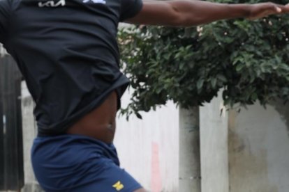 Eduardo Quiñónez, haciendo una  jugada de balonmano en su sector en Socio Vivienda 2.