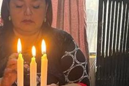 Shirley 

tiene 20 años leyendo las cartas y realizando predicciones.