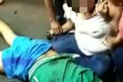 Familiares del difunto llegaron al sector y quedaron visiblemente consternados luego de ver en el piso el cuerpo sin vida de su pariente.