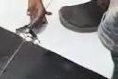 Dos de las víctimas del ataque cayeron bajo la mesa de juego.