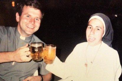 Un sacerdote se 'llevó' a una monjita: Aquí la historia