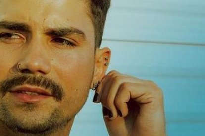 Andrés es un actor y humorista boliviano.