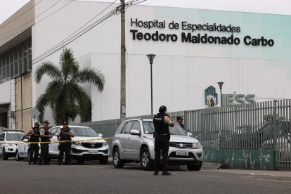 La mujer herida fuera del hospital del IESS se mantiene internada en esa casa de salud.