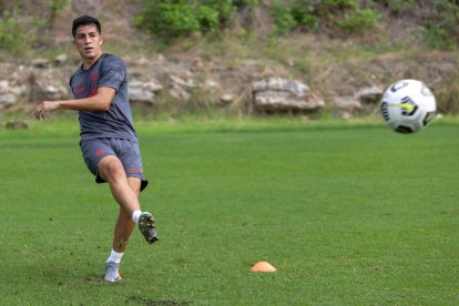 El zaguero argentino Luca Sosa no podrá estar en duelo entre Técnico Universitario y Barcelona.
