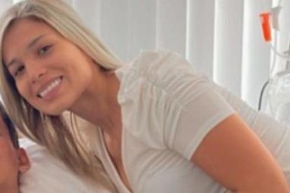 Mafer con su hermano después de la cirugía.