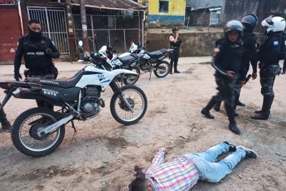 El hombre recibió un balazo luego de que fingiera que tenía algo en sus manos, según la información policial.