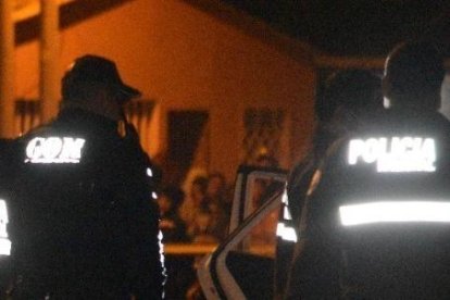 Después que descartaron la presencia de explosivos sacaron los tres cadáveres del taxi.