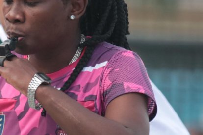 Mónica le gusta correr toda la cancha, a veces hasta quiere festejar los goles que hacen a los que dirige.