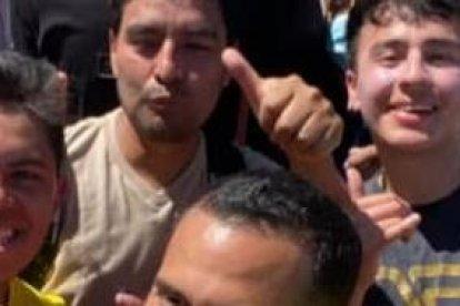 Algunos de los afortunados que pudieron conocer a Jimmy Butler, líder de los Miami Heat (c).