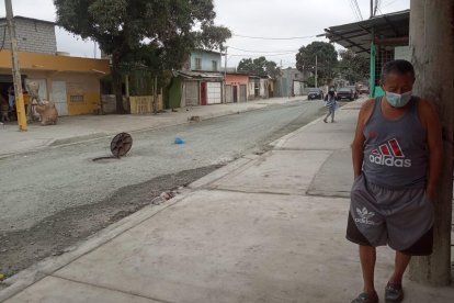 Cuatro criminales en dos motocicletas atentaron en contra de un grupo de personas que jugada naipes en un parterre.