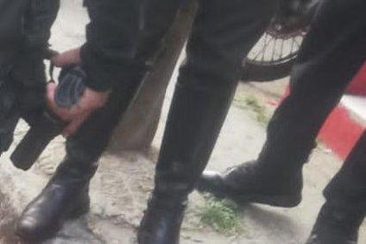 Momento en que apresaron a uno de los sospechosos detenido y cerca a él un arma que mandaron a analizar.