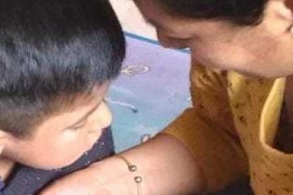 Rosy cuida de su pequeño y lucha para que acceda a la educación.