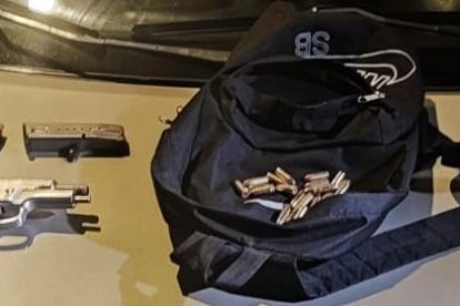 Entre las evidencias, además del arma, está el vehículo, el cual portaba una placa que no le correspondía.