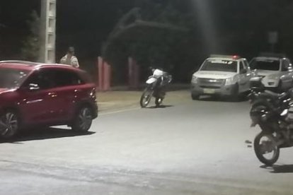 Al sitio llegaron uniformados policiales para investigar este nuevo hecho violento.