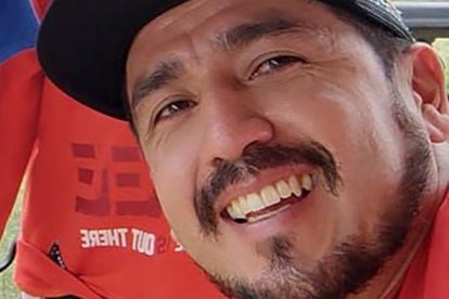 Agentes de la Comisión de Tránsito del Ecuador investigan y rastrean la ubicación del automotor causante del incidente cuyo conductor abandonó el lugar de los hechos.