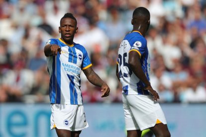 Pervis Estupiñán en acción con el 30 y Moisés Caicedo con el 25 del Brighton de Inglaterra.
