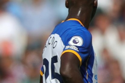 Pervis Estupiñán en acción con el 30 y Moisés Caicedo con el 25 del Brighton de Inglaterra.