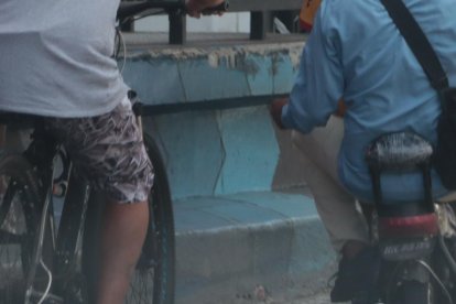 Entre las principales imprudencias está el ir por vías rápidas, junto a los carros, o invadir el carril exclusivo para los buses de la metrovía.