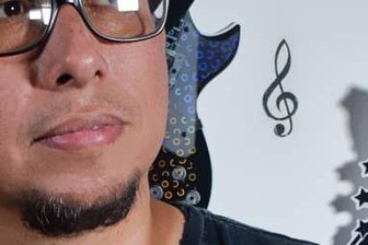 El artista producia temas de varios cantantes ecuatorianos.