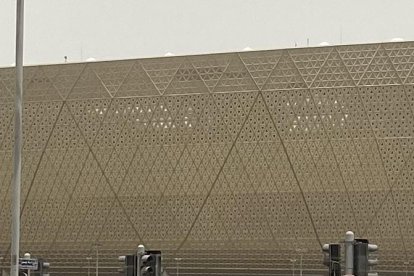 Esta belleza es el estadio ícono Lusail, es el más grande del Mundial Catar 2022. Aquí se jugará la final. Tiene una capacidad para 80.000 personas. Está inspirado en la edad de oro del arte y la artesanía árabe e islámica.