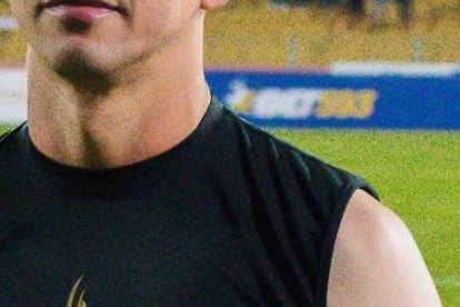 Efren Mera y su camiseta que no la subieron en LigaPro después de darle la premiación.