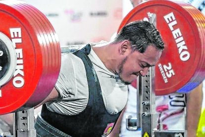 Moisés Villón, deportista guayasense, muestra su destreza con las pesas, gracias a la cual fue medalla de oro en suelo turco, dejando en alto el nombre del país.