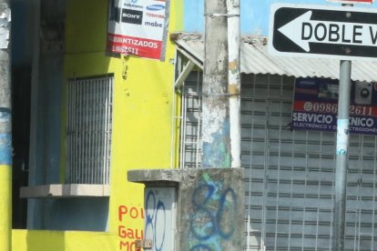 En calles aledañas a las del asadero en donde se produjo el estallido y posterior asesinato,  algunos negocios lucen cerrados. Es un efecto visible del temor que tienen sus propietarios.