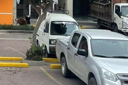 En el exterior del centro comercial se registró el delito.