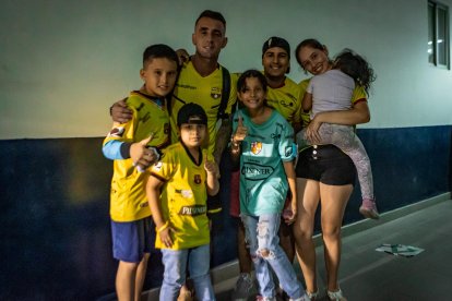 Uno de los niños tenía la camiseta que decían Díaz rota, el Kitu se percató y al final del partido ante Macará, le regaló la que usó.