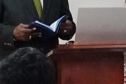 Milton Rodríguez impartiendo la palabra de Dios, al sur de Guayaquil.