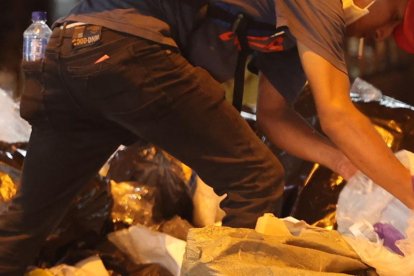 Según moradores, los desechos son esparcidos por quienes buscan objetos de valor.