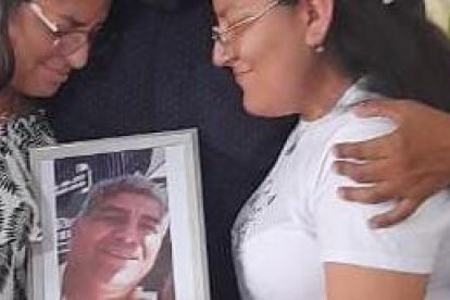 Los tres hijos de la víctima sostienen un portarretrato con la imagen de su padre. Está sonriente. Así lo recuerdan.
