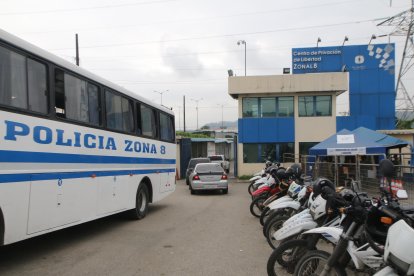 Vídeos captaron los juegos pirotécnicos en la cárcel de  Guayaquil.