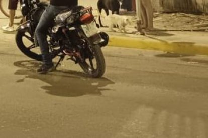 Una mujer entró a este local donde trabajaban una joven y le disparó.