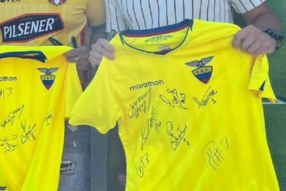 Un grupo de compatriotas llegó hasta la Torre Resort en Murcia, donde Ecuador 
hizo su último entrenamiento.