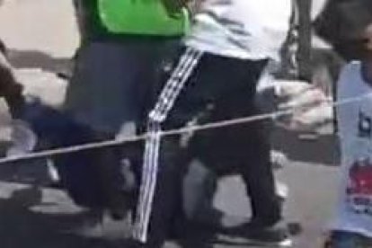 En las redes sociales se viralizó el video donde se observa a un hincha del Manta ser golpeado por supuestos aficionados de Defín.