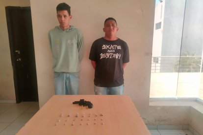 Los detenidos circulaban en una motocicleta en el momento en que fueron interceptados por gendarmes.