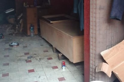 El cadáver permanece dentro de esa caja de madera que está en el piso.