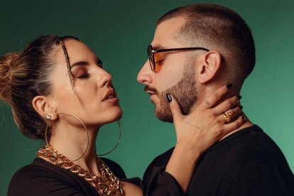 Mía y John mantienen una cálida amistad.