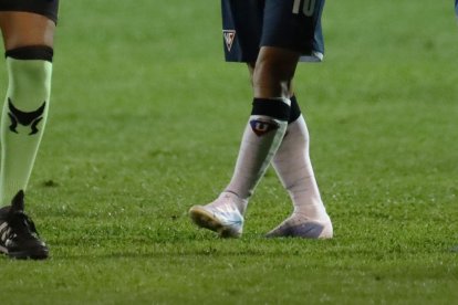 El árbitro Marlon Vera (i) fue duramente cuestionado tras el polémico partido que dirigió entre 9 de Octubre y Liga de Quito.