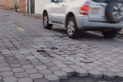 El estado de la ruta ha causado daños en los autos.