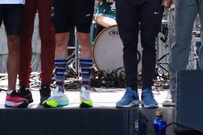 Luis Cárdenas (c) y Mary Granja (d) durante la premiación como ganadores de la octava edición de la carrera Liga 10K.