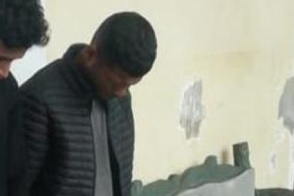 Cinco extranjeros fueron  detenidos por tenencia de armas. Se paseaban con una metralleta en el centro de la ciudad. La policía la encontró debajo de una cama.