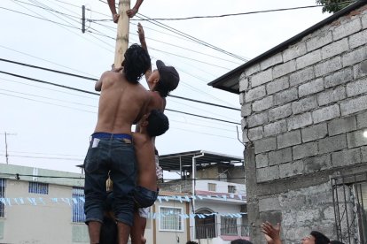 Momento en que los chiquillos querían llegar al punto más alto de la caña para poder bajar los premios.