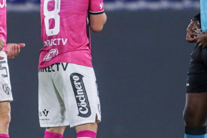 Los jugadores de Independiente del Valle reclamaron al árbitro Franklin Congo tras el gol de Técnico Universitario.