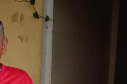 Claudio Vera posó junto a su parlante y lució su  camiseta de ganador.